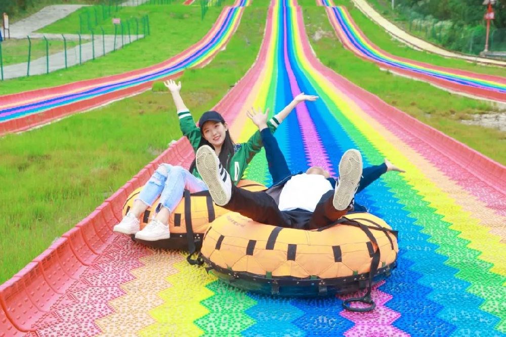 贵州彩虹滑草场